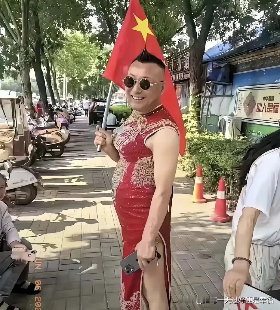 这样的父爱你需要吗？
为了让孩子在高考中赢得吉兆，这位父亲勇敢地穿上旗袍为孩子送