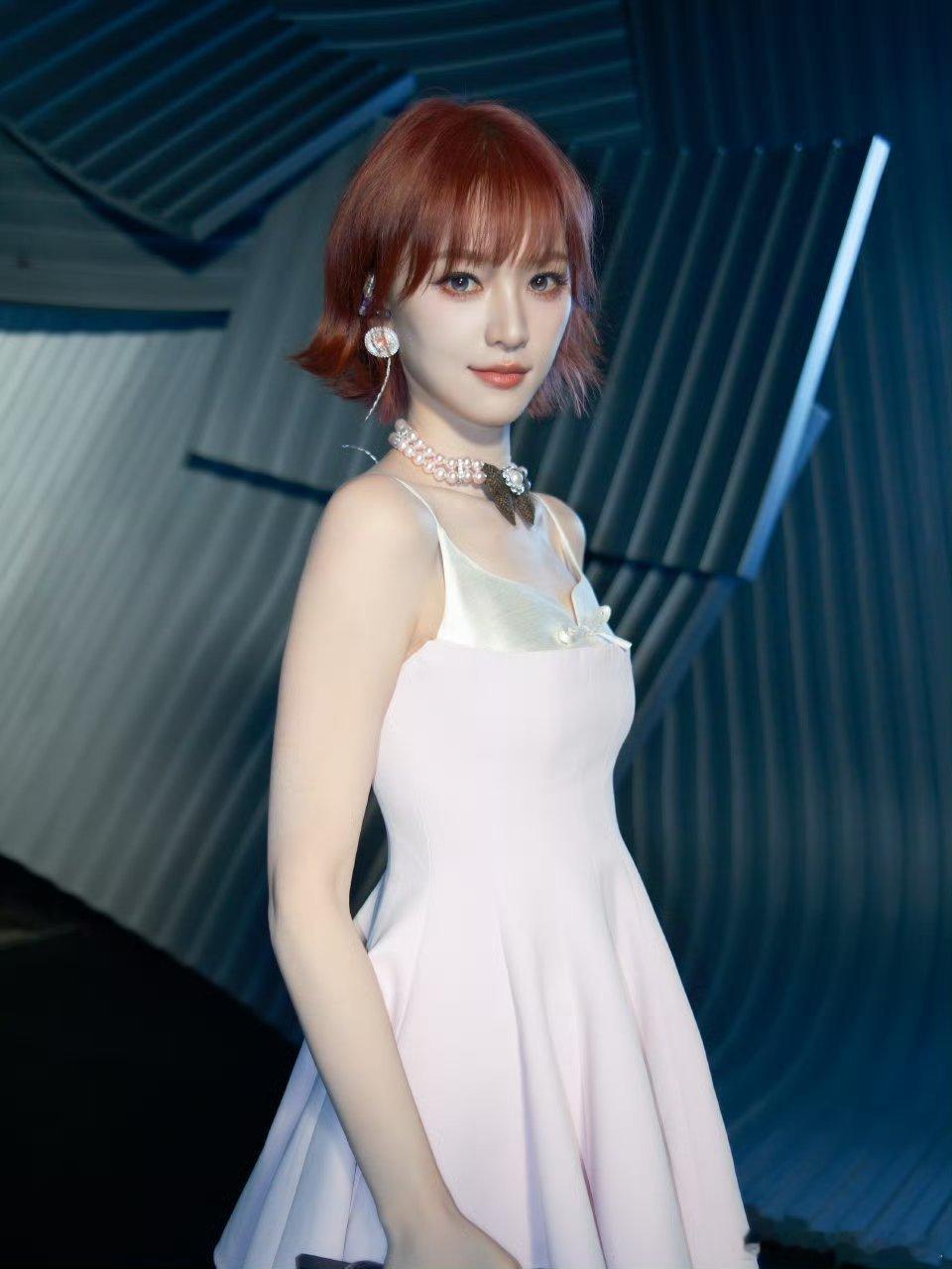 一眼回到青涩校园时光，灵动温柔如初，自带初恋氛围感，勇敢乘风肆意绽放黄灿灿梦回武