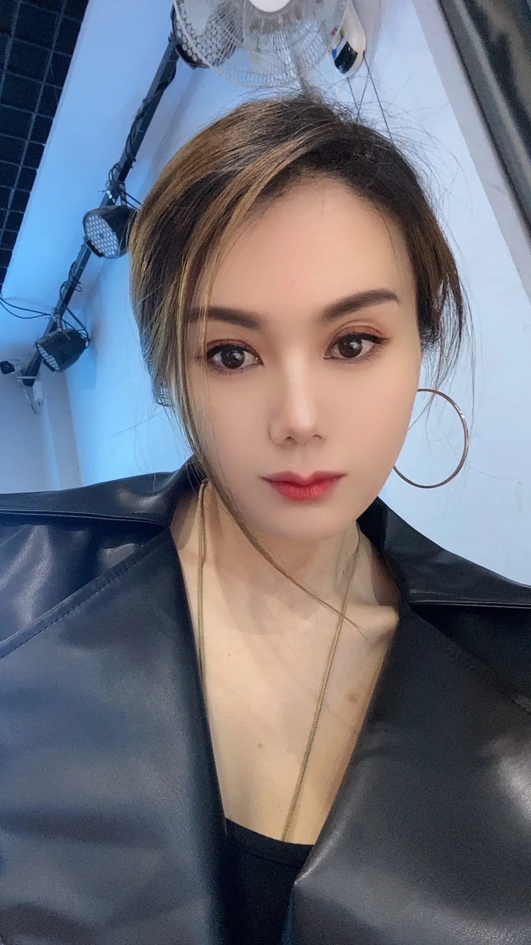 曾经的胡闹 是因为依赖 如今的懂事 是因为身无依靠…