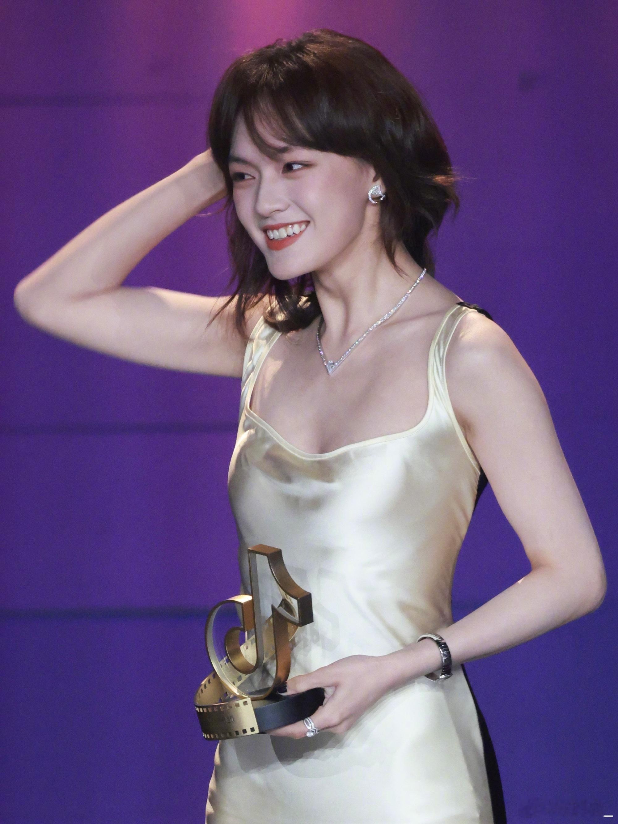 珠宝与时计之美文淇 佩戴CHAUMET Joséphine约瑟芬系列珠宝亮相抖音