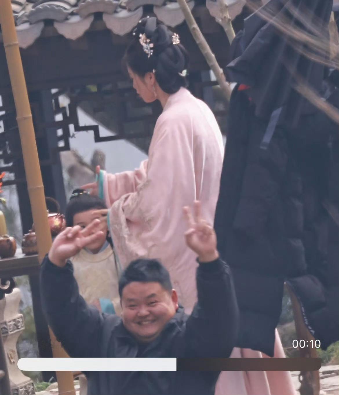 云初令场务发现代拍还对着镜头笑得好开心哈哈哈哈哈哈