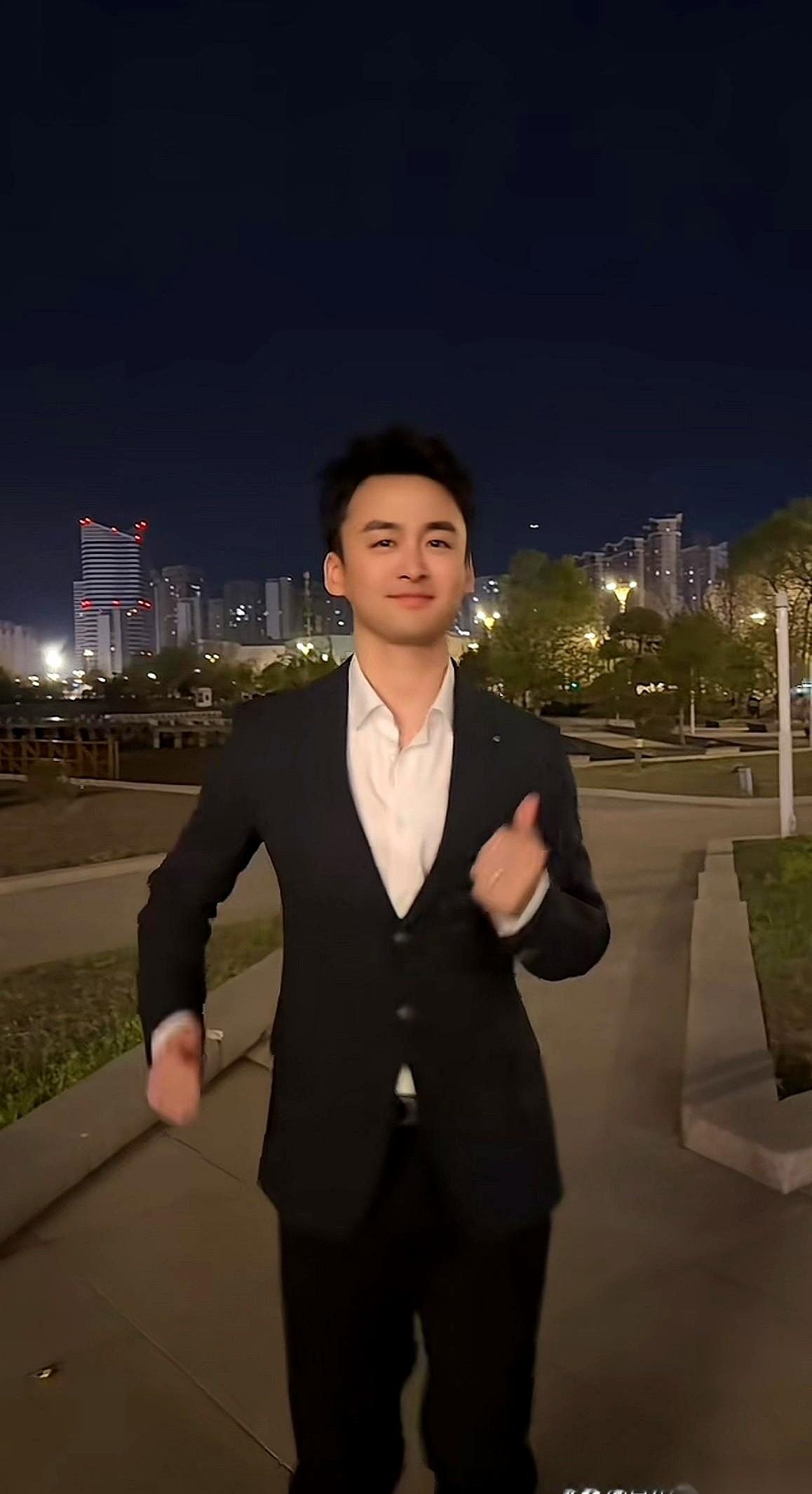 现在的明星，好像都急着干一件事——亲手把自己的“人设”给撕了。
陆毅，身高180