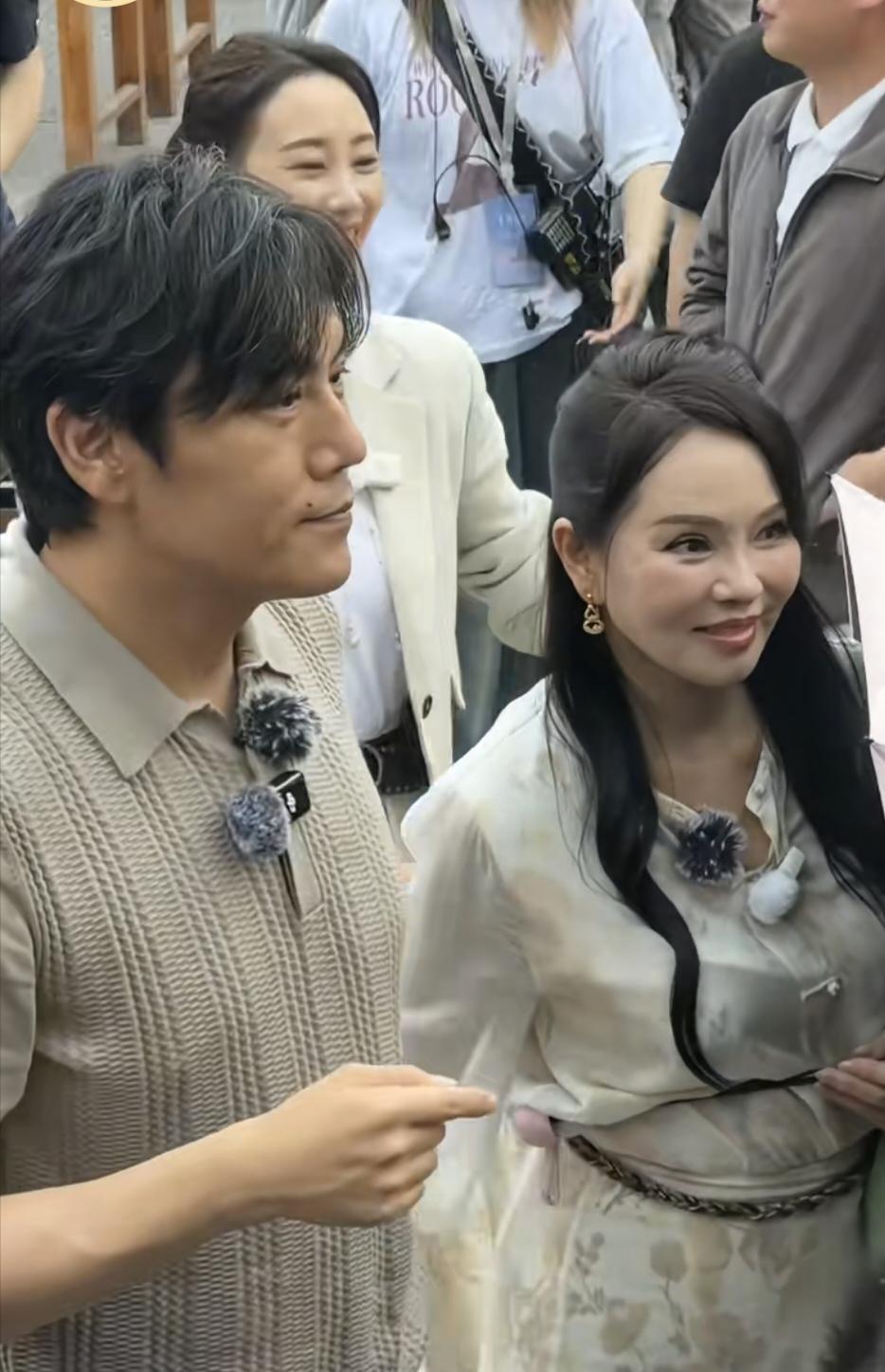 男女搭配，感觉还是男性年龄大一些，女性年龄小一些看起来更顺眼。看伊能静跟秦昊，看