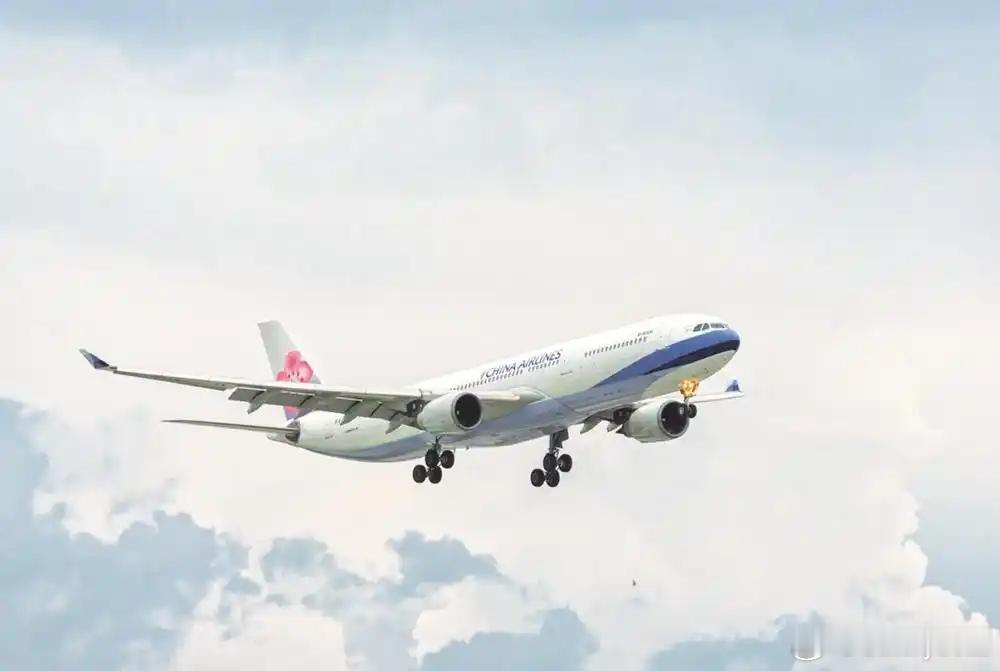 停飞6年后，华航宣布10月28日起重启桃园—重庆直飞航线，每周三、五各一班。这是