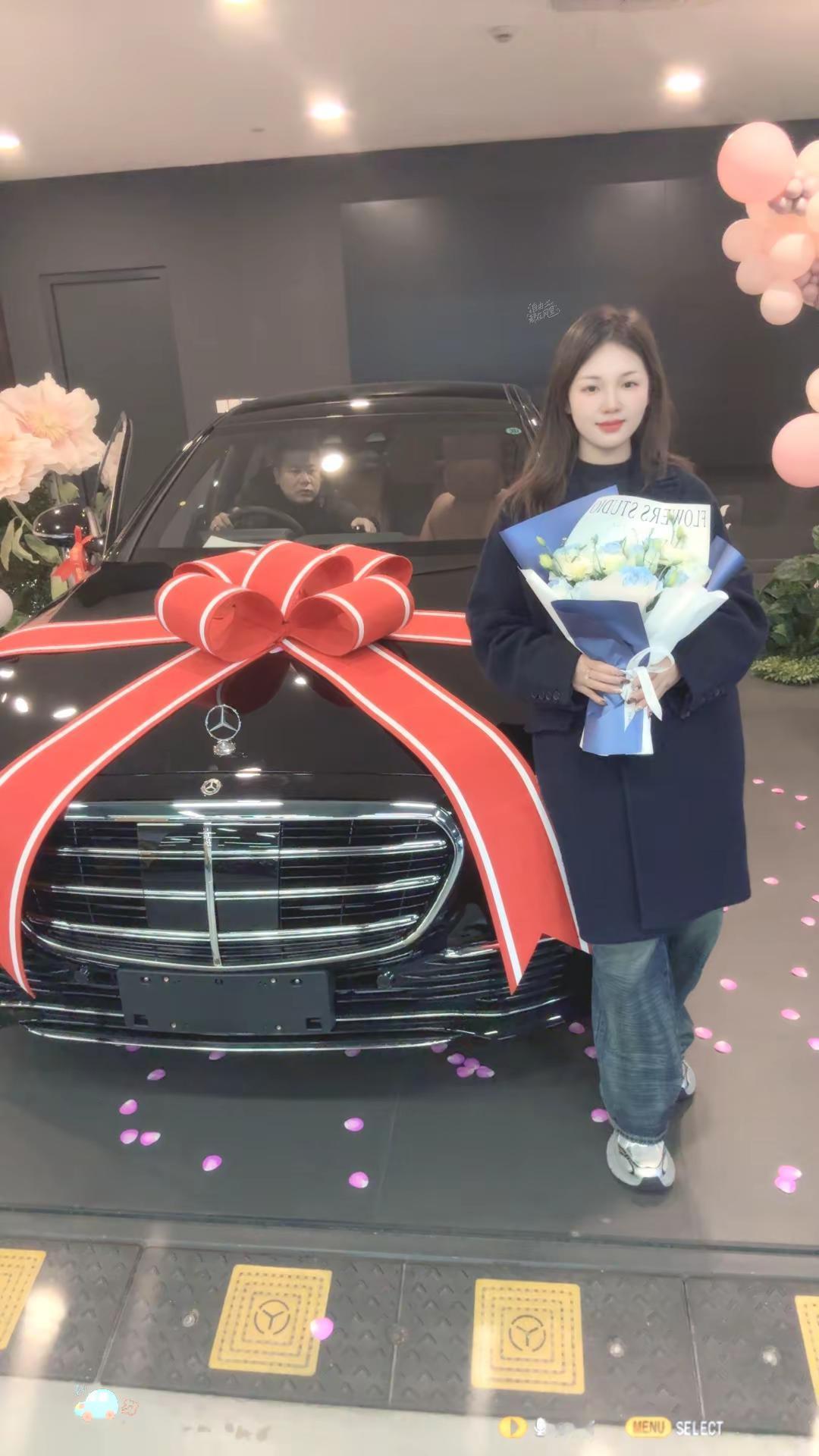 感谢余先生让我成为奔驰车主，愿你驾驶着这份喜悦与成就，愿你在人生的高速路上，永远