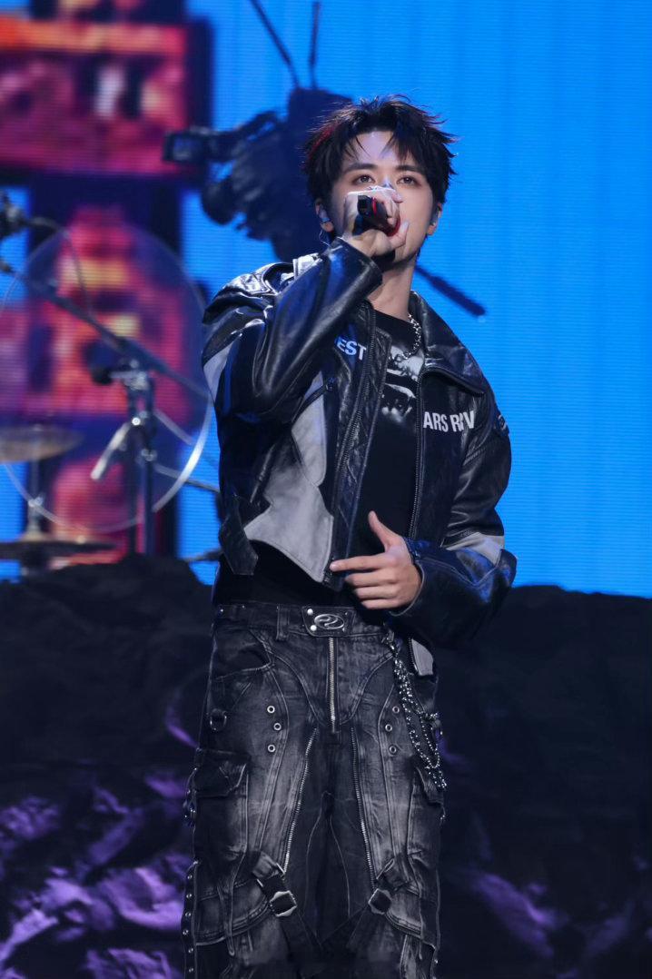 许魏洲时隔7年再唱尘埃许魏洲时隔7年再开演唱会 许魏洲这次真的把情怀和实力都拉满