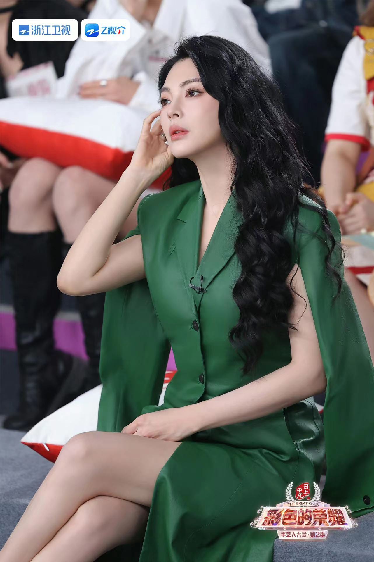#张雨绮绿皮裙好A# 张雨绮在《手艺人大会》上面每一次的造型都是绝美😘好爱这次