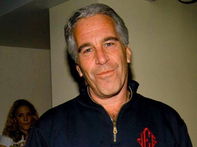 突发消息：2012 年圣诞节后，唐纳德·特朗普邀请杰弗里·爱泼斯坦前往海湖庄园做