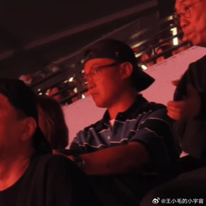 网友发现陈奕迅昨晚出现在单依纯的演唱会现场，陈奕迅全程嘴角下弯，表情凝重，网友脑