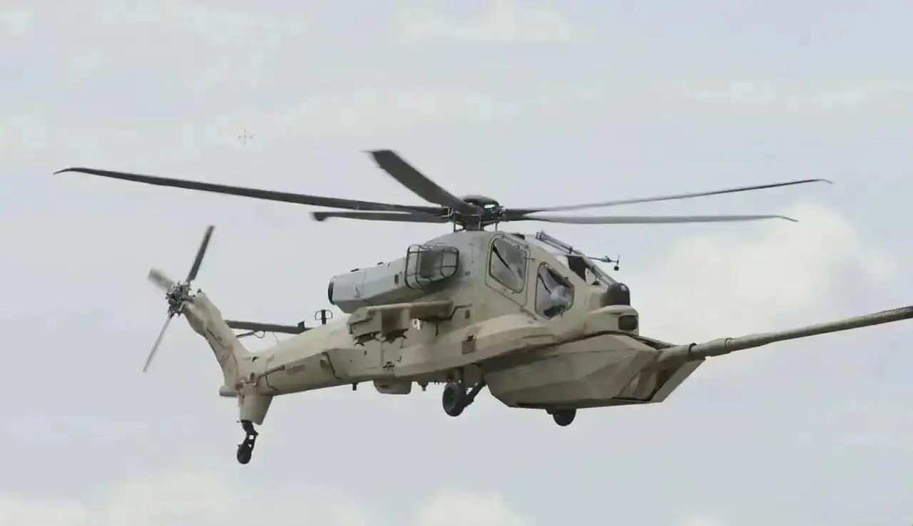 这是有多大的脑洞才能想出如此设计，先不说能不能飞的起来。
就是这主炮，开一炮就能