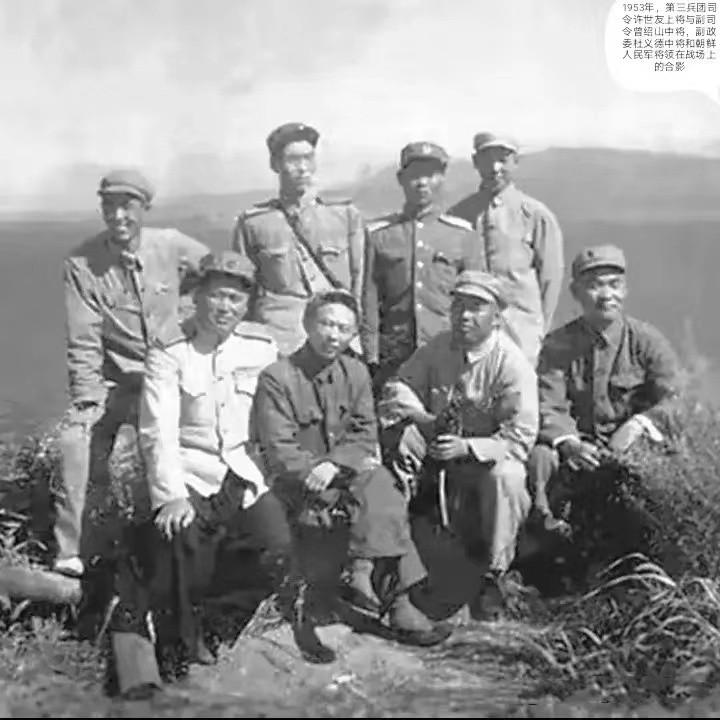 前排右二是许世友，右一是杜义德，他们都是红四方面军将领。红四方面军组建了骑兵师，