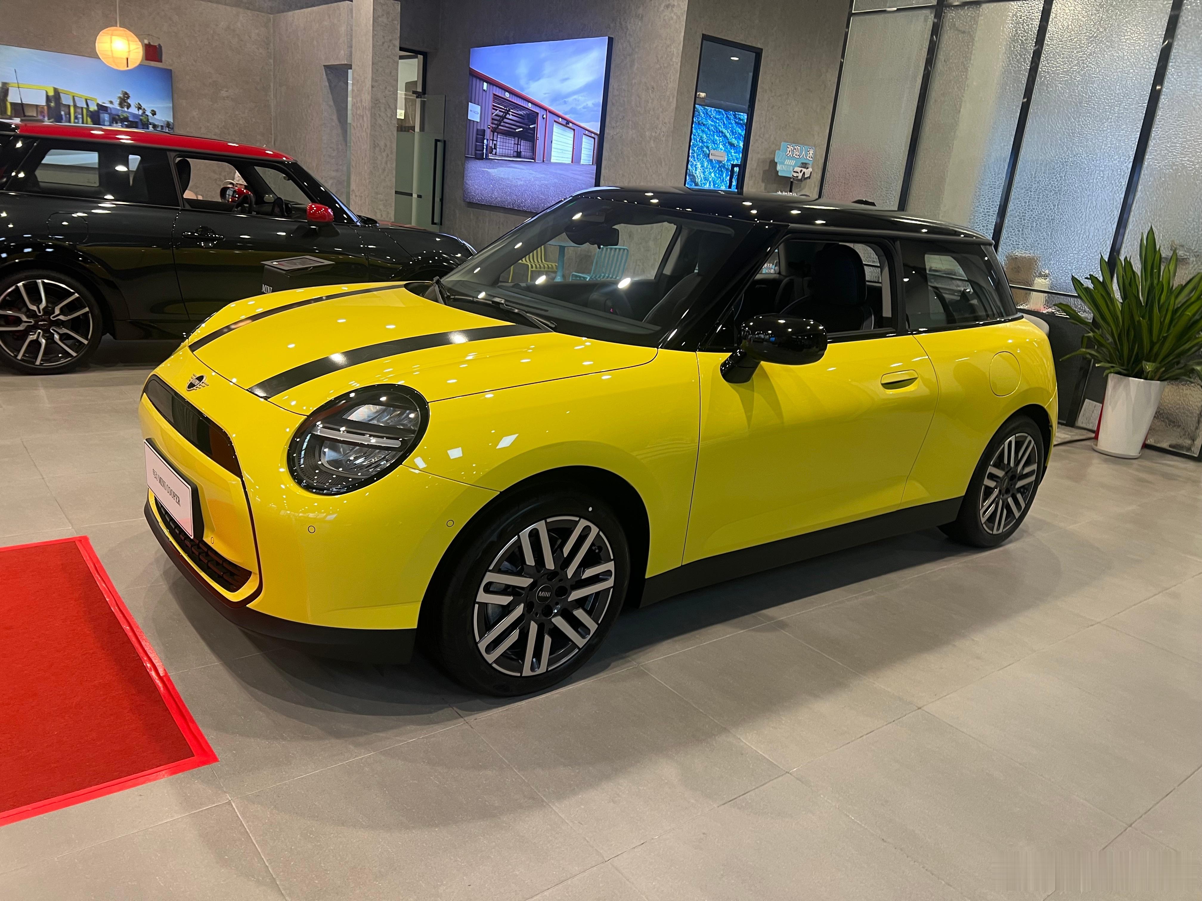 MINI车型在国产纯电版后定价也降低了不少，而我个人倒是一次也没接触过MINI的
