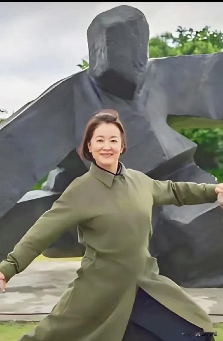 当别的明星在医美路上疯狂“拉皮变脸”，妄图留住青春容颜时，青霞姐却走出了不一样的