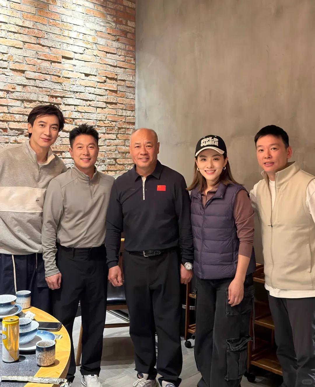 中国体操界的''顶流''聚会照：

C位面色红润的体操王子李宁职业生涯共获一百多