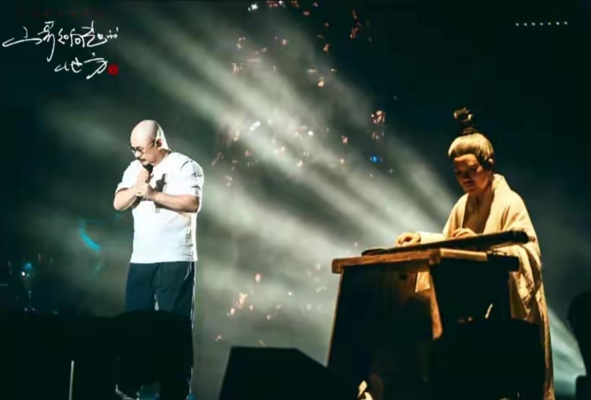 这种火爆并非偶然。当流行乐坛充斥着精致包装与陌生概念时，刀郎那带着风沙味的嗓音，