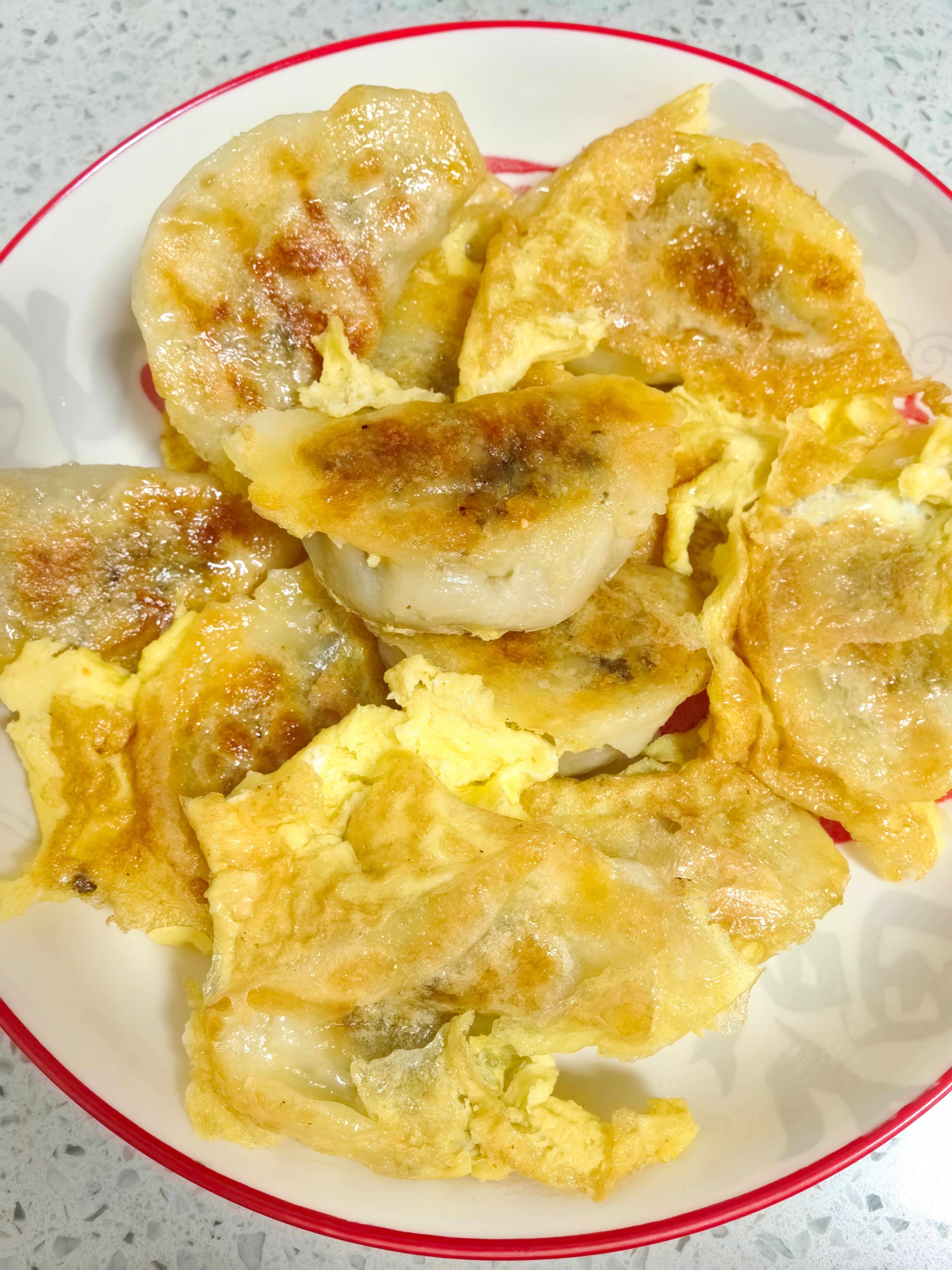 早安啊！又是新的一天到来，愿有好事发生。今天的早饭煎饺子沾鸡蛋～ 