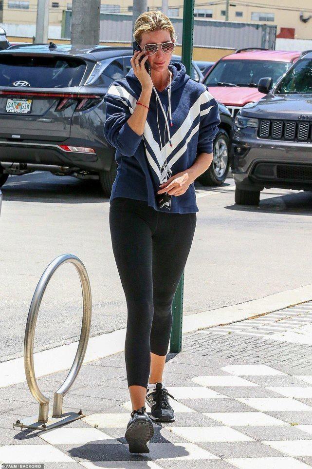 2022年9月份，伊万卡一张打电话流泪照刷爆了网络。

当时她不施粉黛，带着大墨