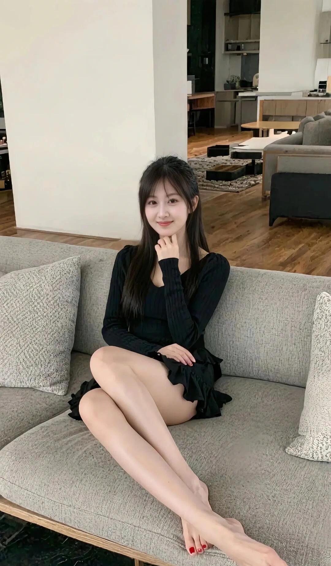 优雅黑裙坐沙发，微笑动人似春光。