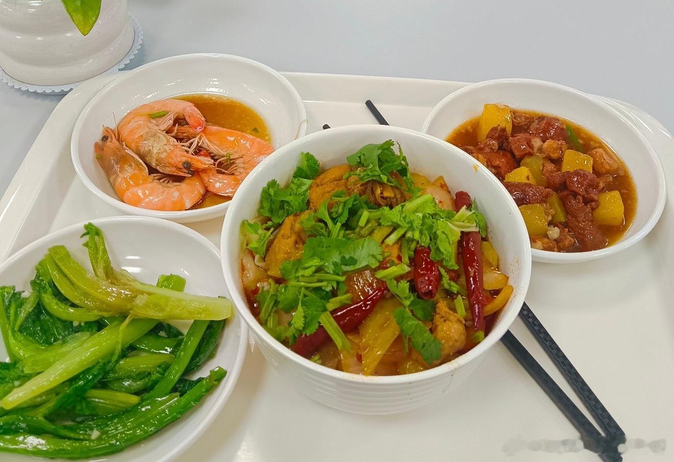月薪两万吐槽吃不起中式快餐 曾经平价管饱的中式快餐彻底涨价，成都一餐25元，每月