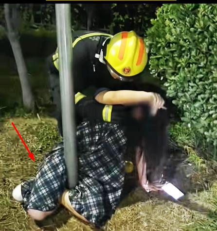 你相信一个小女孩，能被一根光滑的柱子把自己卡住吗？天津消防最近就接到了这样的报警