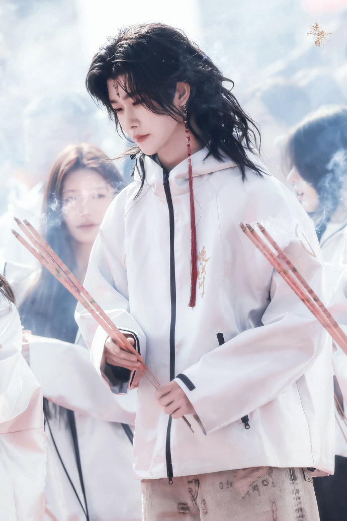 田嘉瑞魂判九川  饭拍田嘉瑞新剧《魂判九川》开机路透，每一张都是美貌暴击，我们云