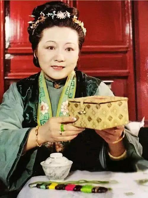 周瑞家的送宫花的顺序

周瑞家的还欲说话时，忽听王夫人问：“谁在里头？”周瑞家的