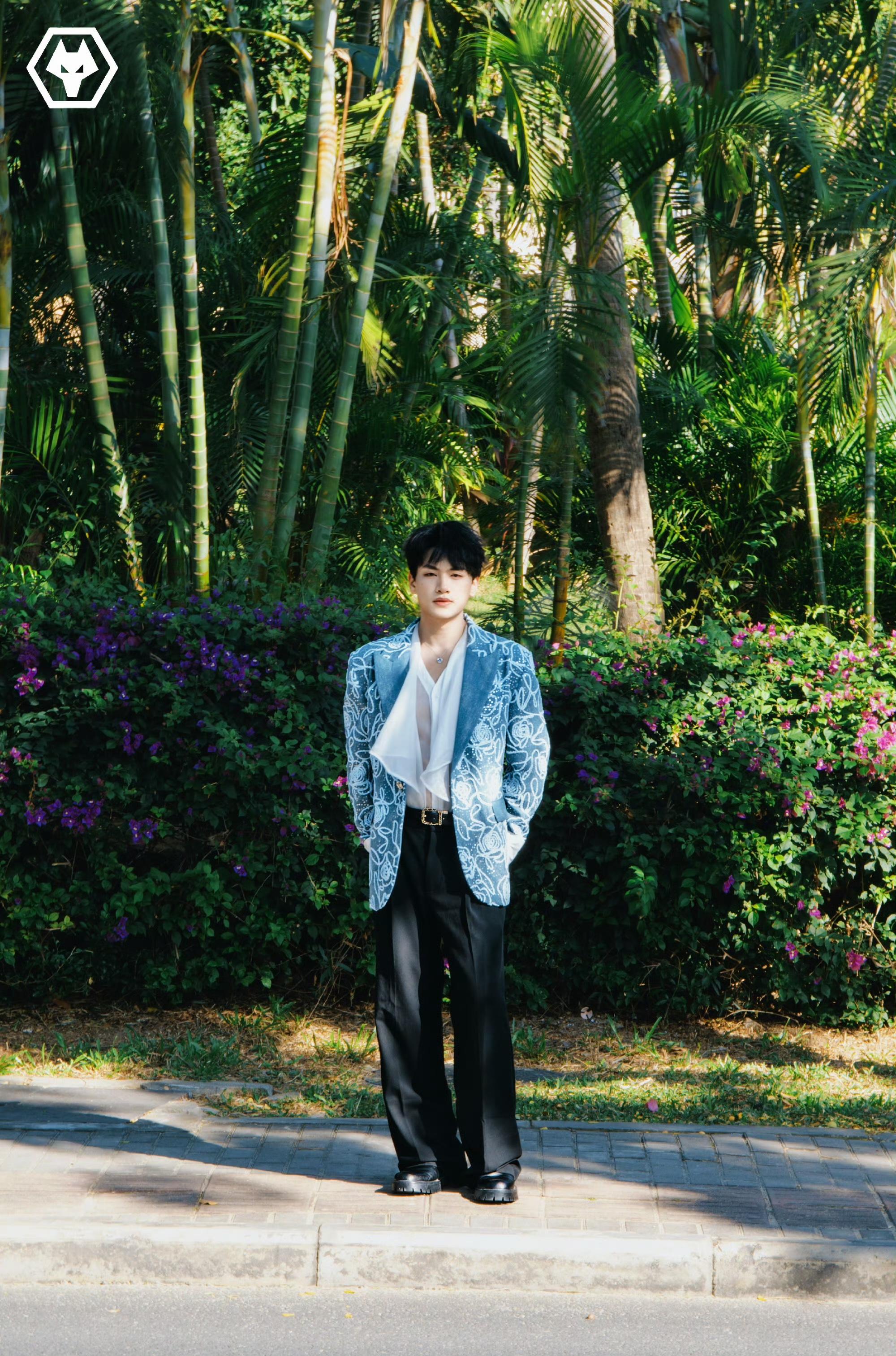 狼队发布刺痛巅峰之夜妆造：时间被拉长，溶解在无边的蓝