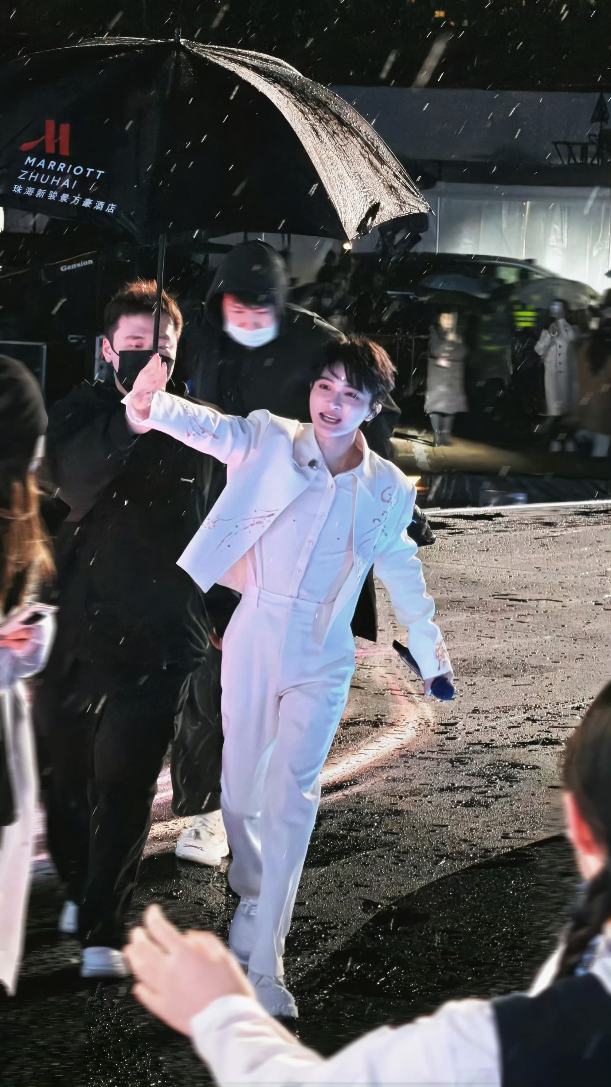 周深3️⃣腾讯音乐由你榜⭐周深的小美满 没什么大愿望，没有什么事要赶~看见路口红