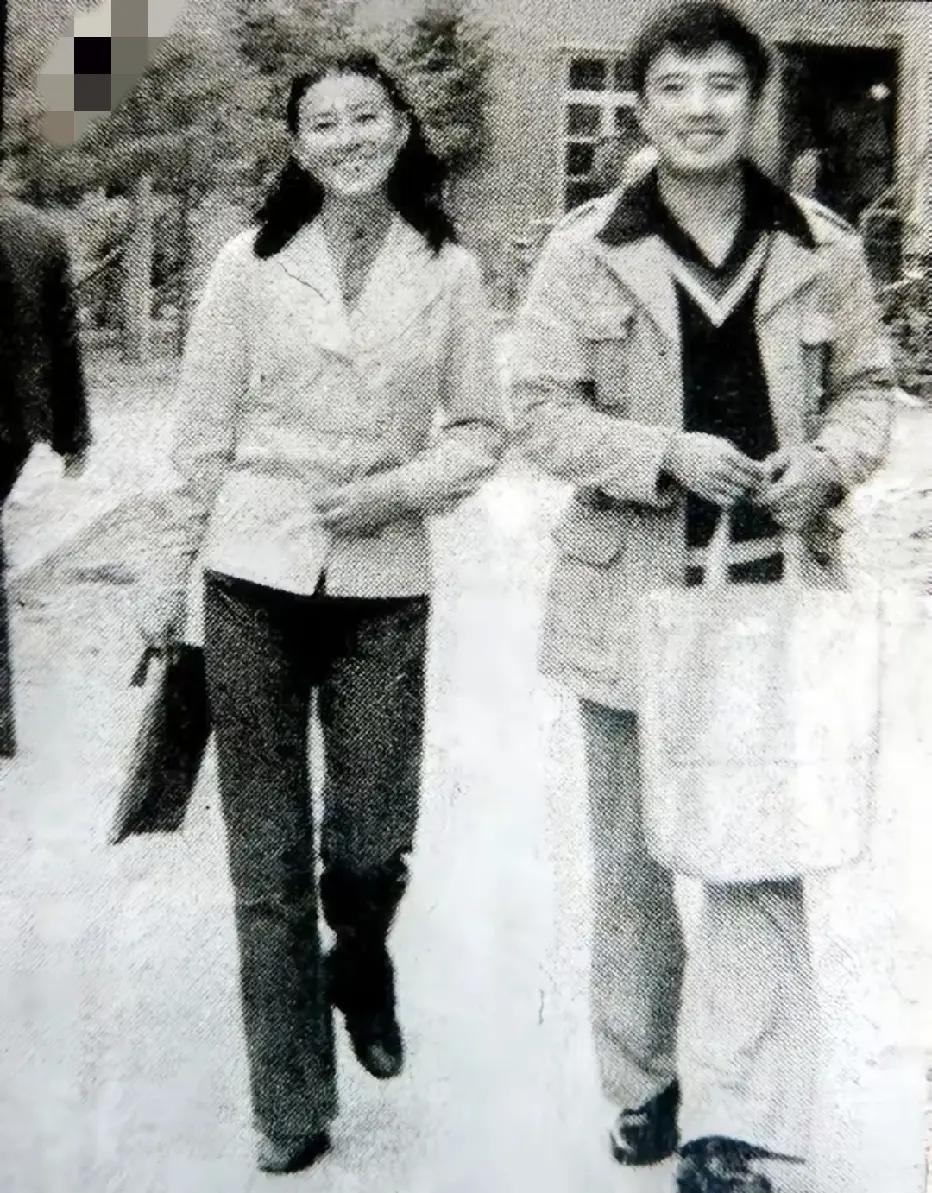 80年代，长影院里的旧照，陈国军和第一任妻子赵雅珉快乐的并肩而行，幸福的笑容满面