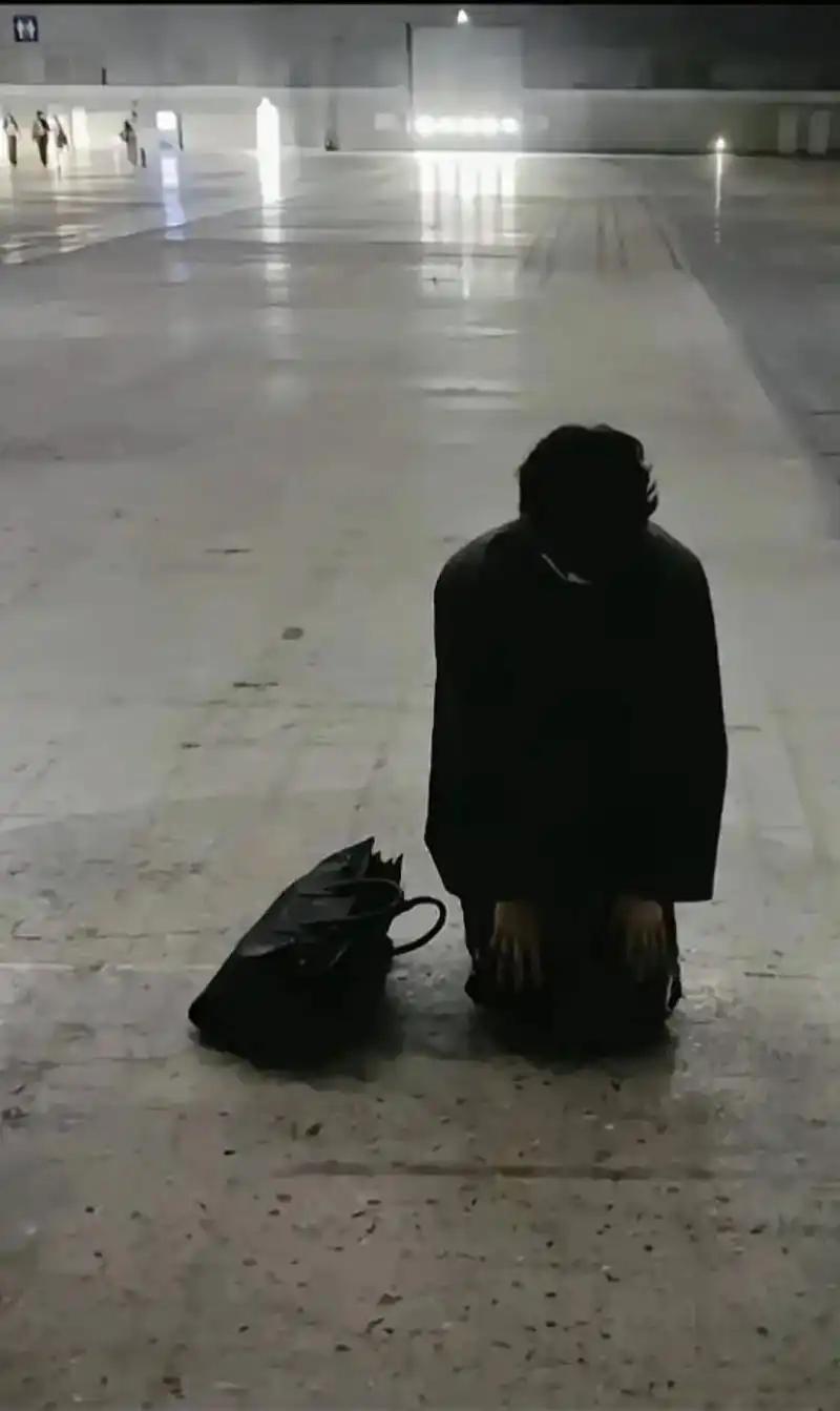 先生大义！郑州，男子抱着一个书包，背着一个书包，走着走着，突然跪在了地上，都以为