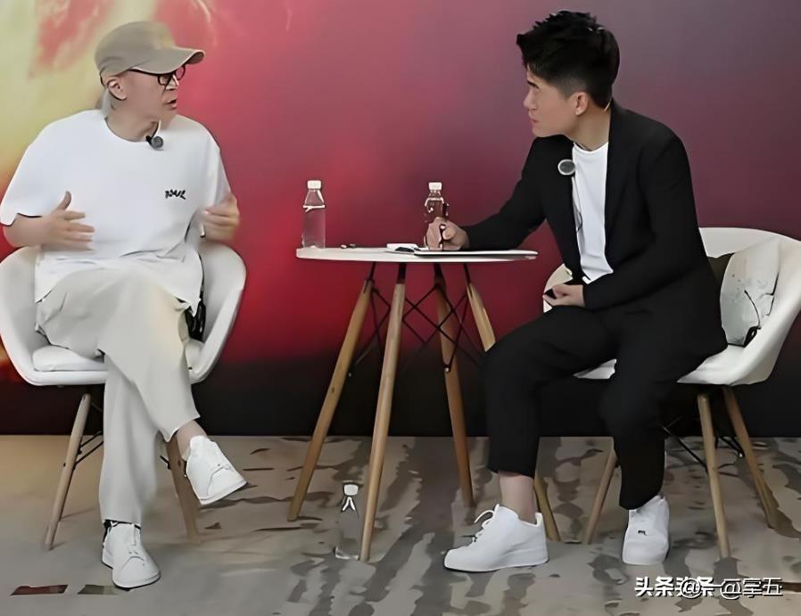 综合网上对董宇辉采访周星驰的评论，我的感觉是真人面前露了相，真人是周星驰，露相的