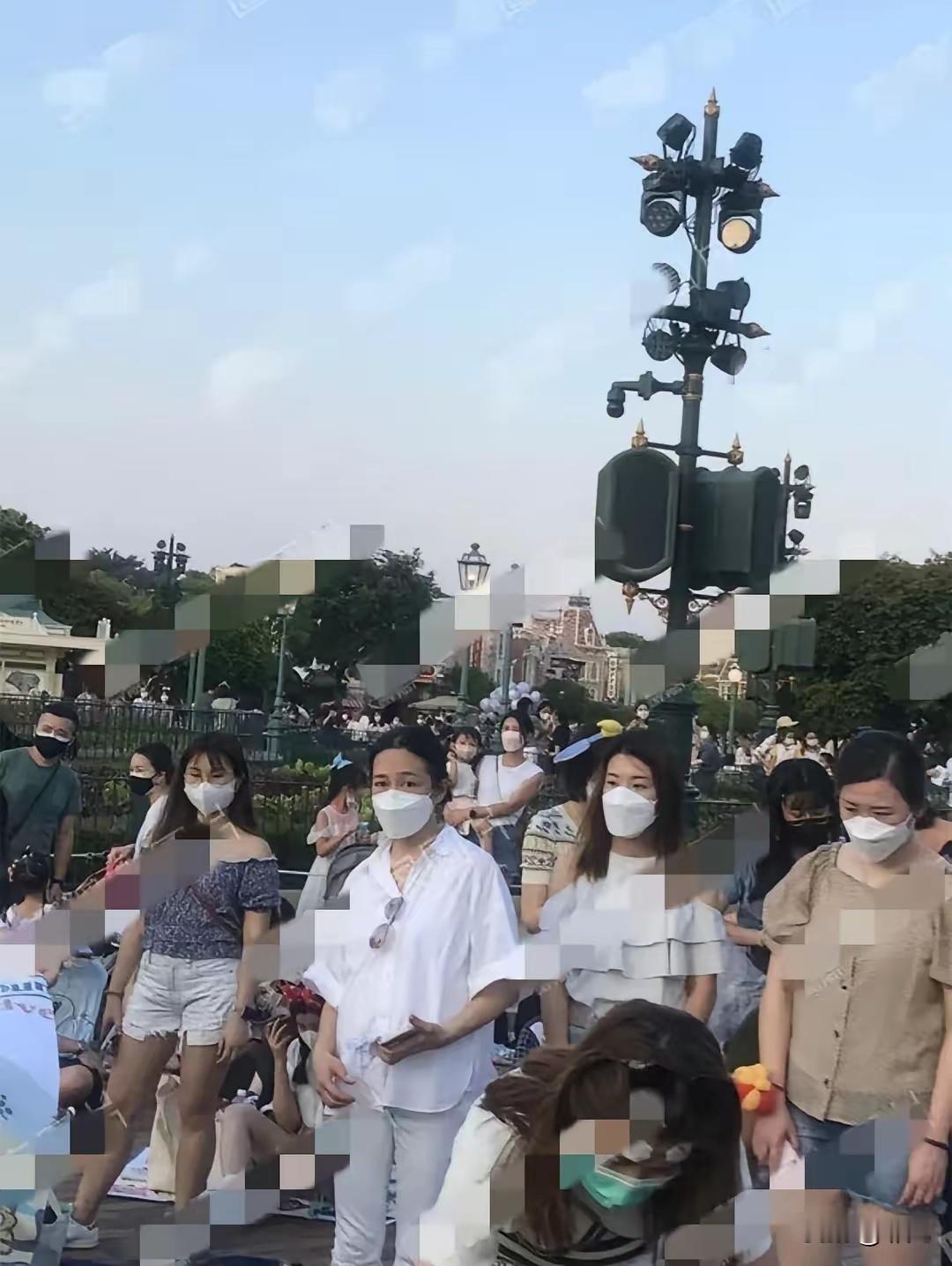 刘德华妻女出游被偶遇，朱丽倩两鬓白发藏不住，女儿五官复刻天王网友偶遇朱丽倩带女儿