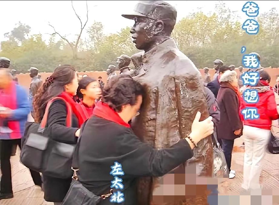 清明节，左权将军之女左太北来到烈士陵园。她手捧鲜花，父亲的雕像前，一步步缓缓走近