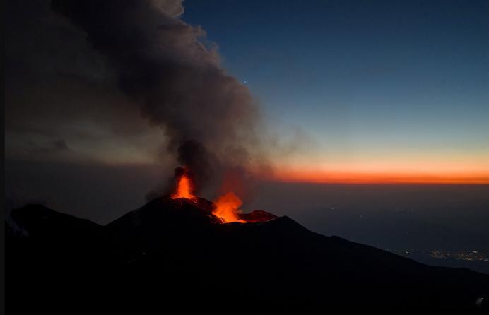 美国游客闯入意大利埃特纳火山禁区，遭雷击身亡海外新鲜事 意大利消防部门17日表示