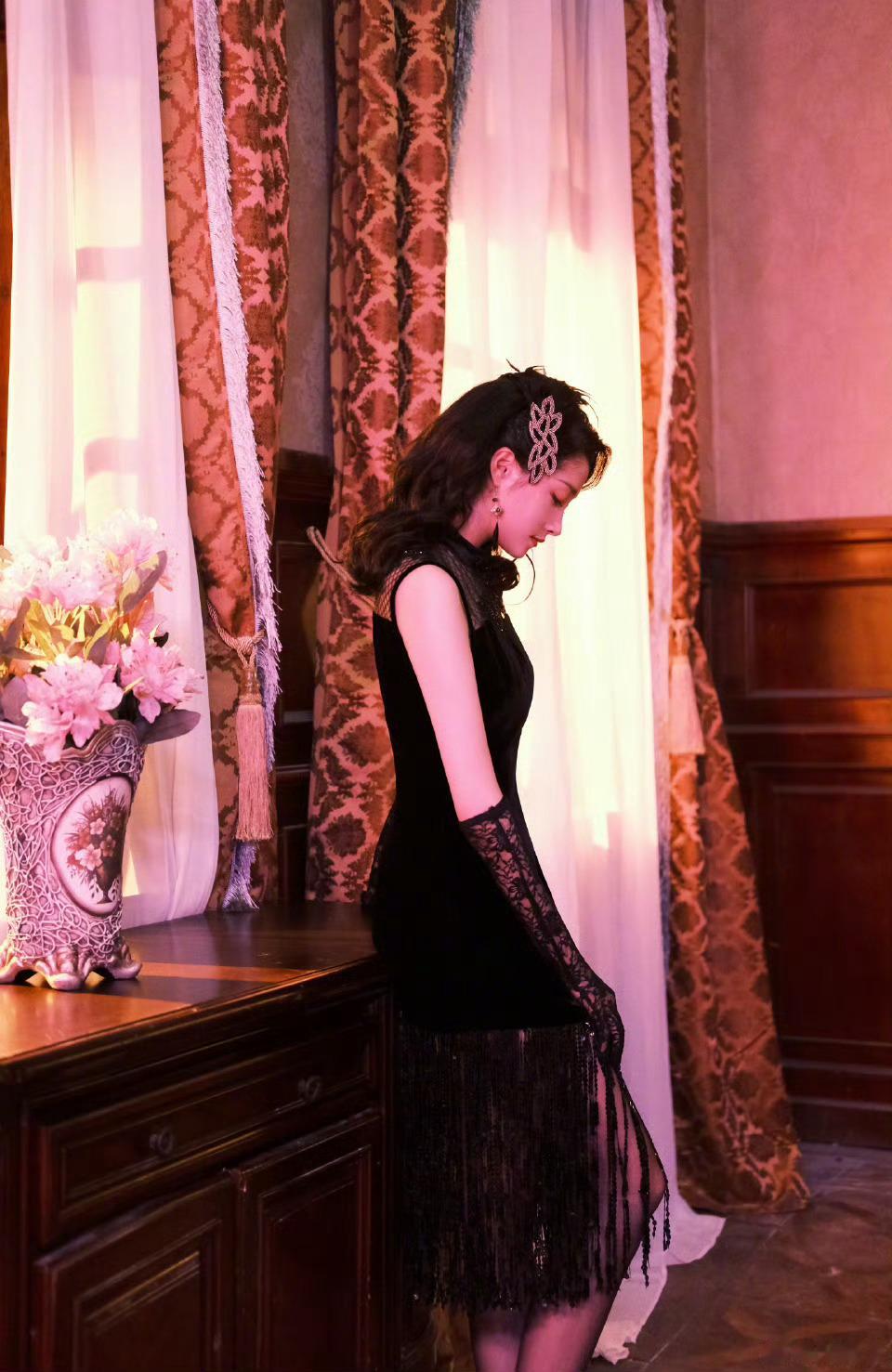 #左双桃民国舞女装#《梅花红桃》不愧是美女特工左双桃，多少有点才艺的，这舞女造型