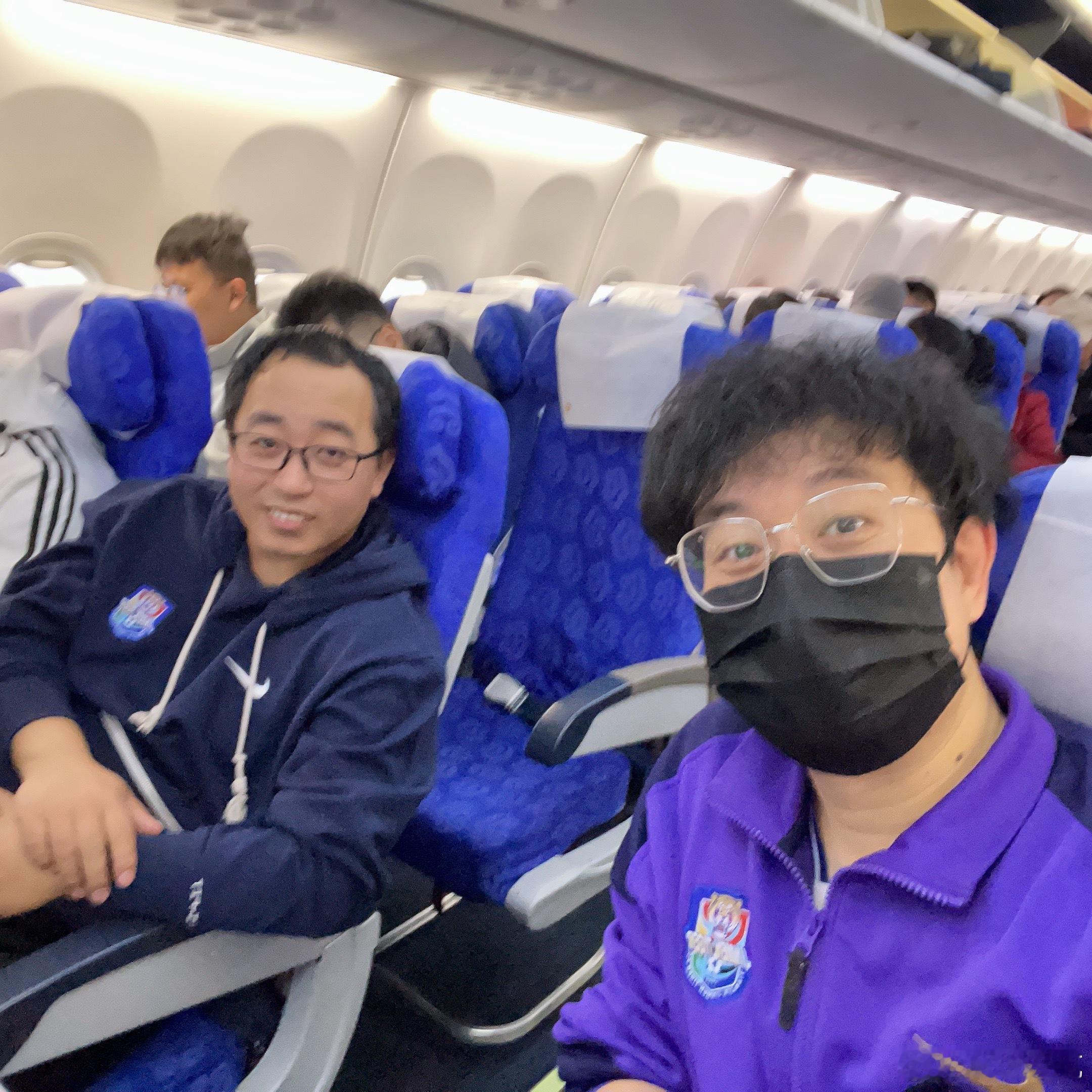 奥凯的航班字母开头是BK，太适合这俩了已经在飞机上遇到好几位球迷了，第一句都是，