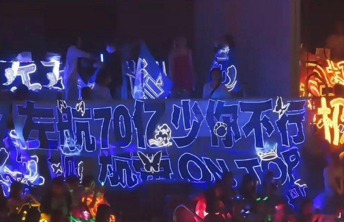 左航谈十五六岁时的内耗左航被70亿少你不行治愈了 左航在ELLE采访里聊到十五六