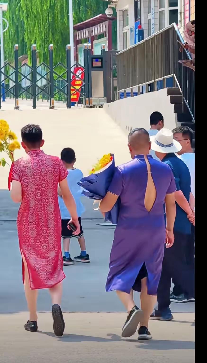 昔日有一批人喊着拼一把在考场外"大放异彩"，后来他们家孩子都考上了几本？
  按