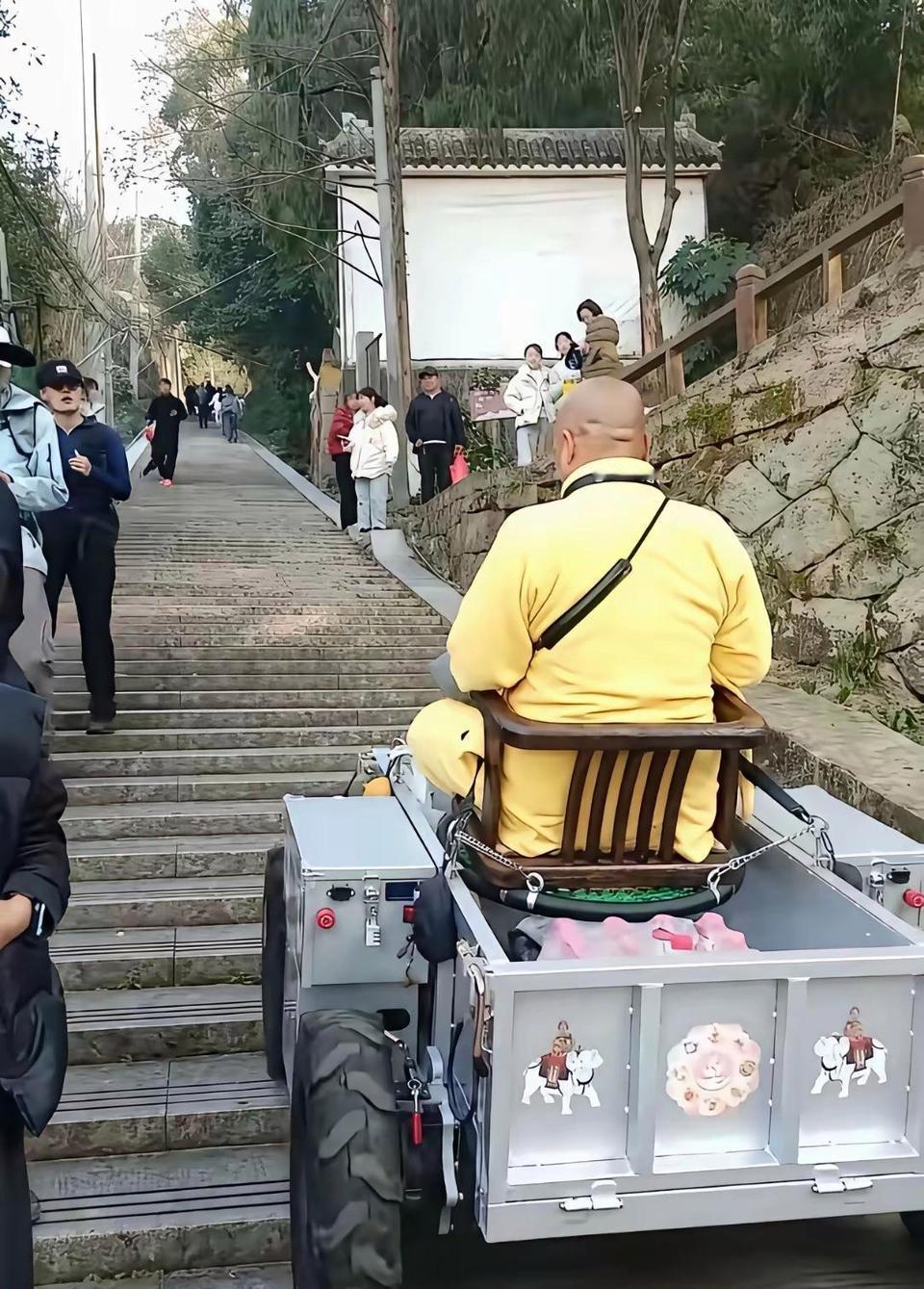 大师坐登山车去庙里上班？好有科技范儿~