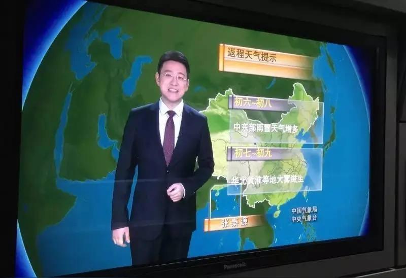 央视一套《新闻联播》之后的天气预报，据说是中国收视率最高的节目！
众多主持人中，