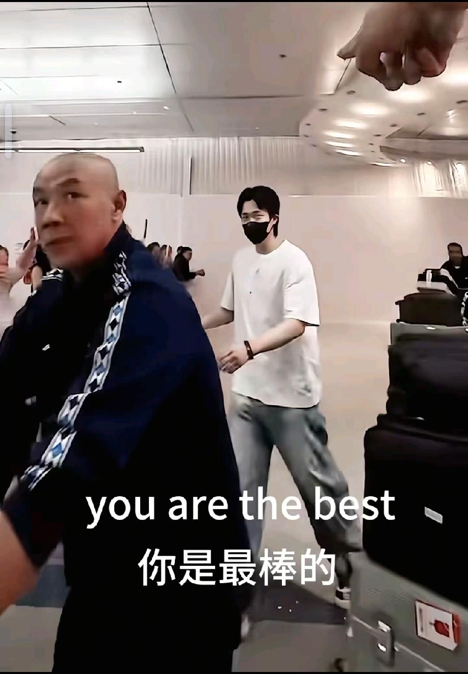 王楚钦得到了应得的尊重，他真的回应了。

在机场，一位粉丝在录视频，英语给他说了