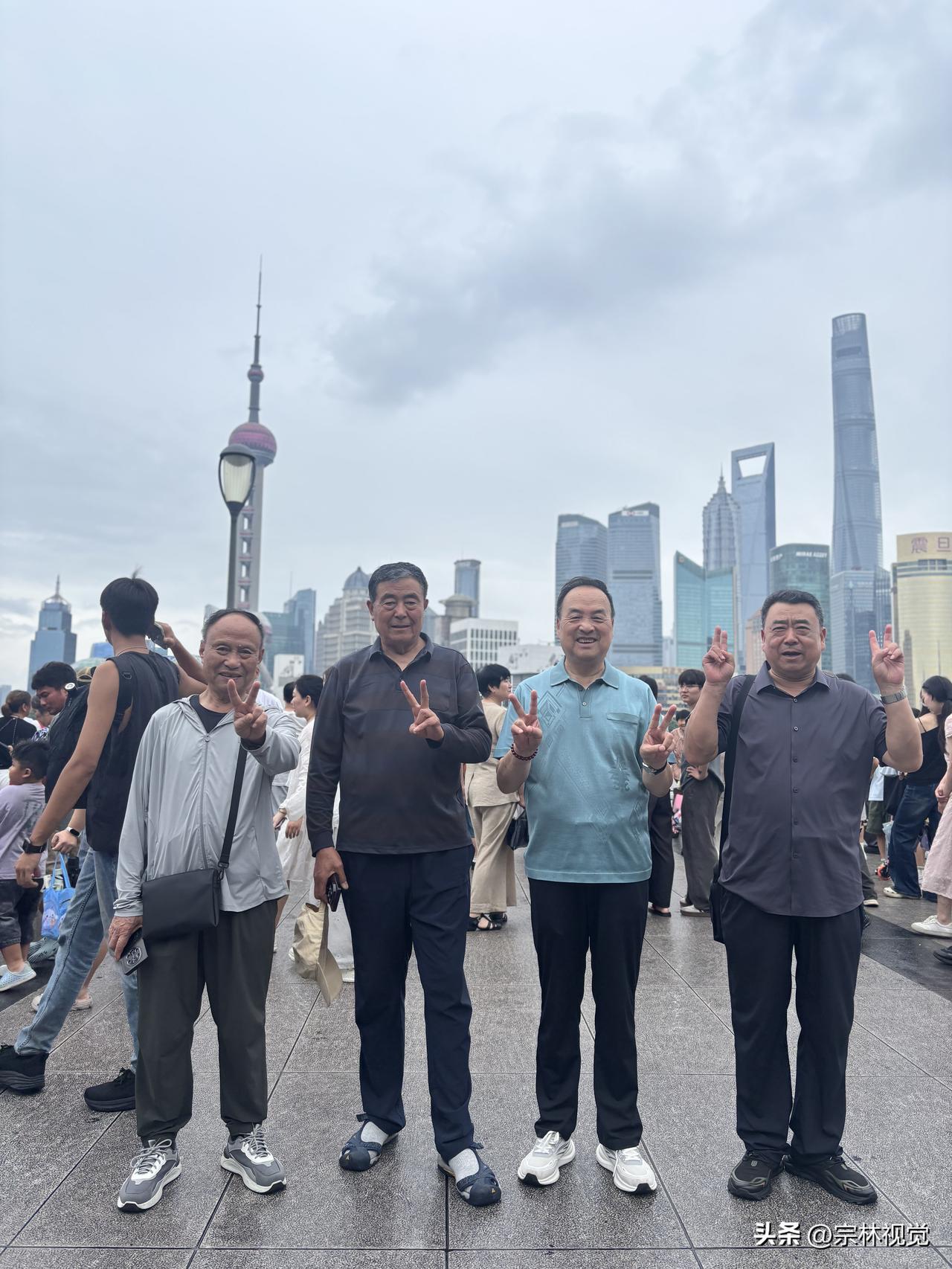老友结伴踏足上海，半日时光览尽新旧风华，步履间皆是欢喜。站在外滩江畔远眺陆家嘴，
