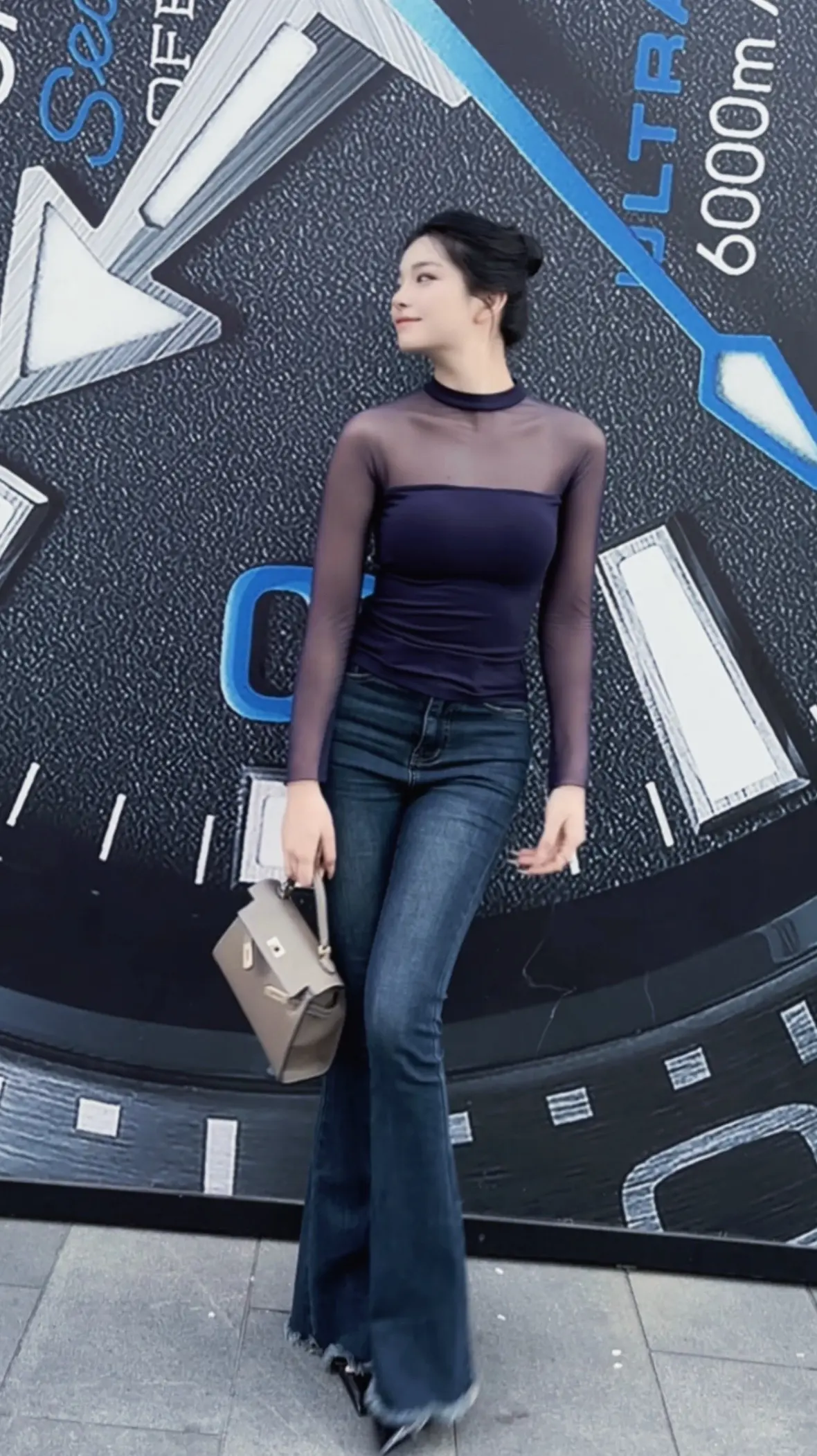 人生差不多就是这样的一个饭局，你即要和相悦的人推杯，也要和厌见的人换盏...