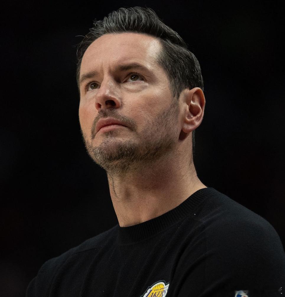 雷迪克称艾顿今天的表现是现象级的，并称赞他在低位完成了多次高难度的接球和终结进攻