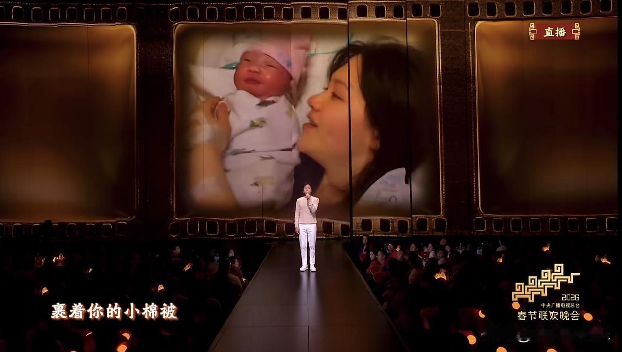 今晚的邓超，让全国观众都潸然泪下。

之前上春晚的邓超，不是跑就是在跳，就连摄像