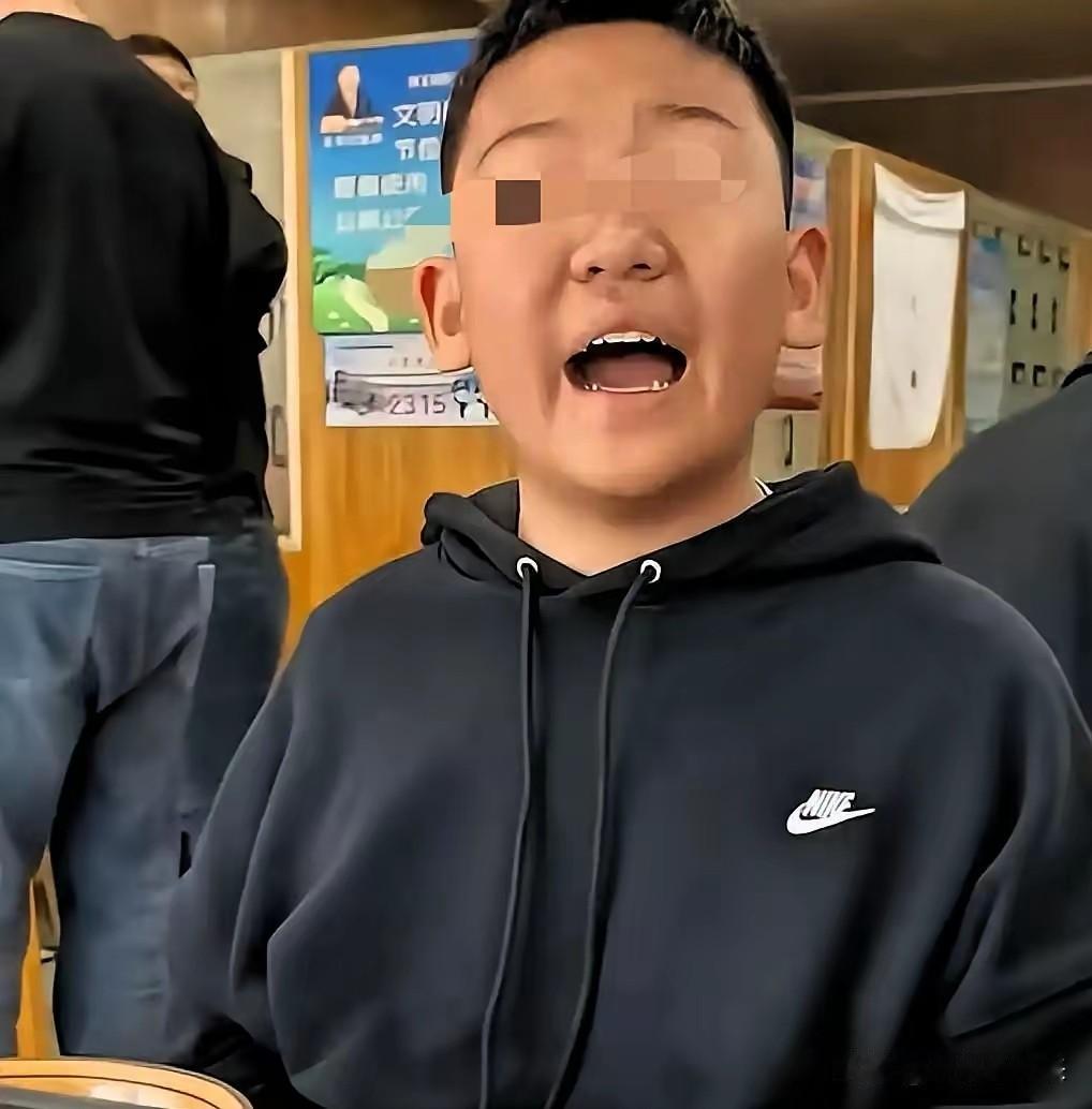“他还是个孩子！”13岁少年饭店怒怼亲爹，妈妈千字洗白文看怒全网：别让溺爱，毁了