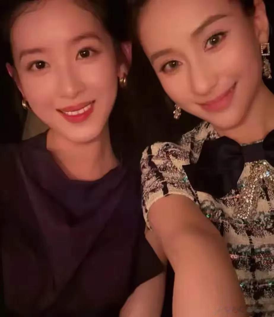 章泽天晒与何超莲合照章泽天晒与何超莲合照，两个人的脸都很精致，美女同框超对我眼睛