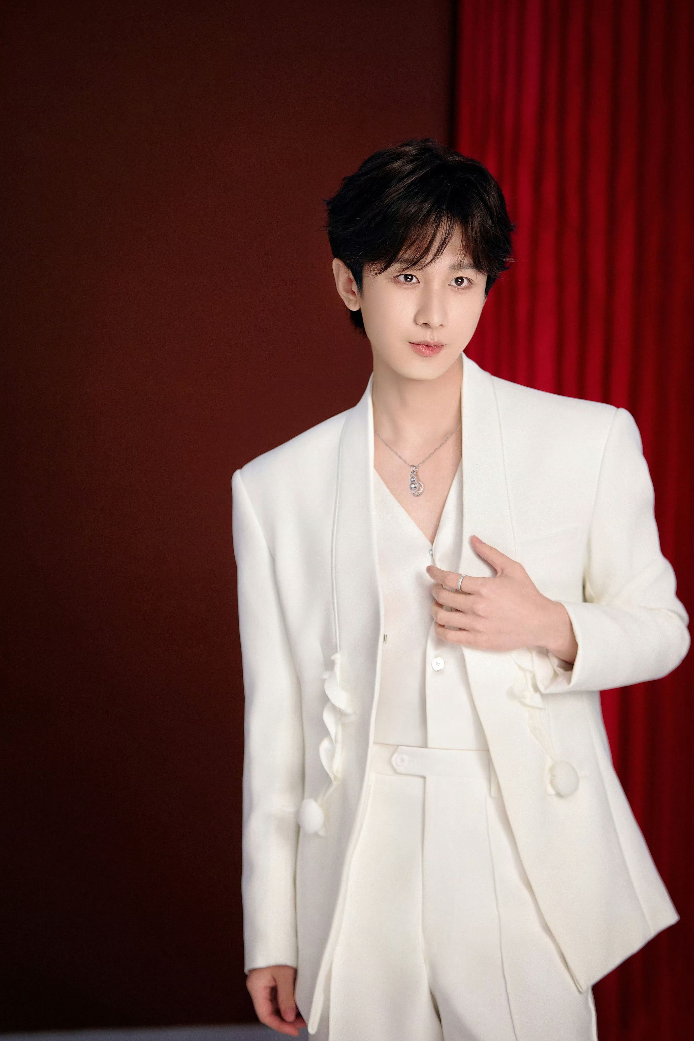 成毅六福珠宝全球代言人续约！4月还会有一波SW井喷官宣！成毅不愧是财顶！iejj