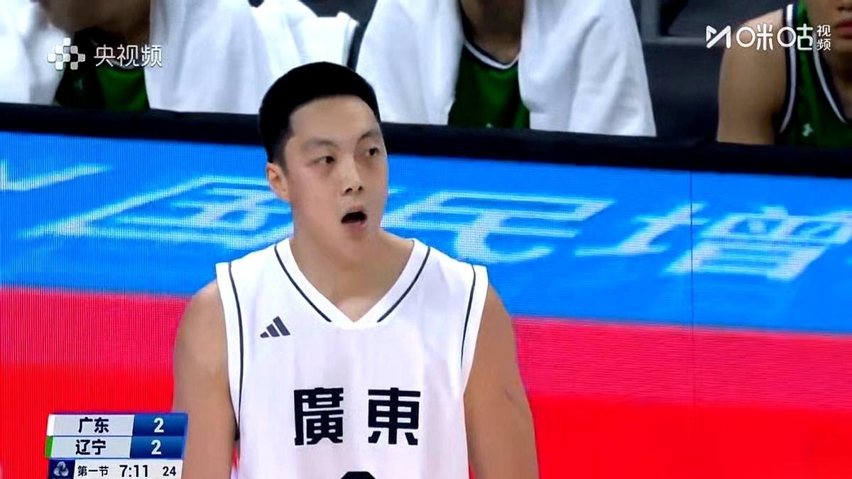 我刚打开电视，差点以为自己看错了比分。
28比15。
这才第一节啊！辽宁队可以直
