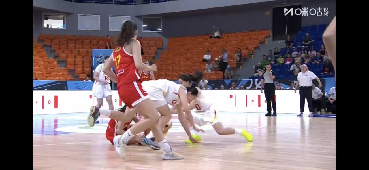 唉，中国U17女篮首节才得4分，不忍看啊！

此时此刻，中国U17女篮正在欧洲捷